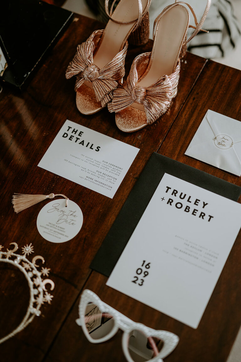 Read more about the article Wedding Flat Lay – What To Give Your Photographer